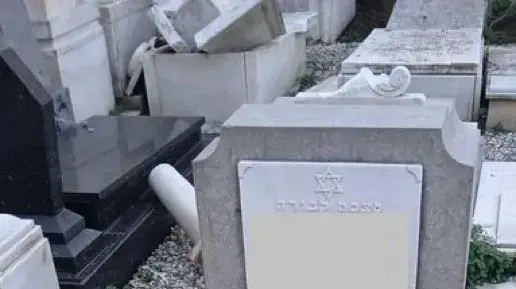 עשרות קברים יהודים חוללו בבית הקברות ״לס קורטס״ בברצלונה. עשרות קברים יהודים חוללו בבית הקברות ״לס קורטס״ בברצלונה.