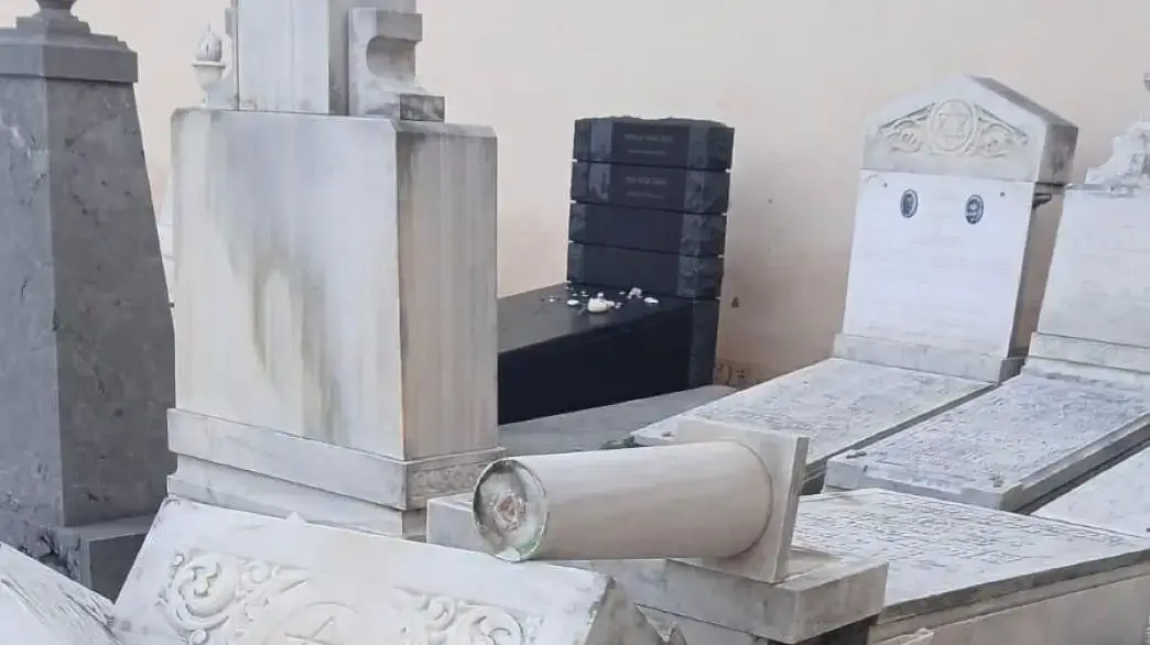 עשרות קברים יהודים חוללו בבית הקברות ״לס קורטס״ בברצלונה. עשרות קברים יהודים חוללו בבית הקברות ״לס קורטס״ בברצלונה.