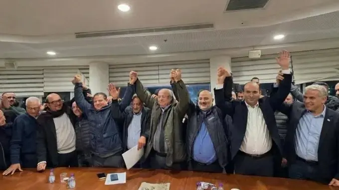 נפתלי בנט עם חברי הרשימה המשותפת בתמונה מזוייפת שהפיץ הליכוד נפתלי בנט עם חברי הרשימה המשותפת בתמונה מזוייפת שהפיץ הליכוד