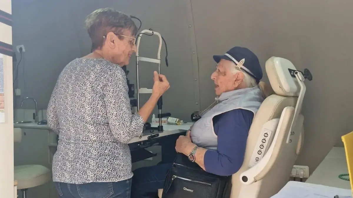 טיפול רפואי לשורדי שואה בניידת "למענם" טיפול רפואי לשורדי שואה בניידת "למענם"