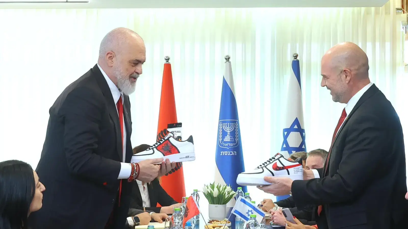 אייר רמה נחת בכנסת: המחווה של היו״ר אוחנה לראש ממשלת אלבניה אייר רמה נחת בכנסת: המחווה של היו״ר אוחנה לראש ממשלת אלבניה