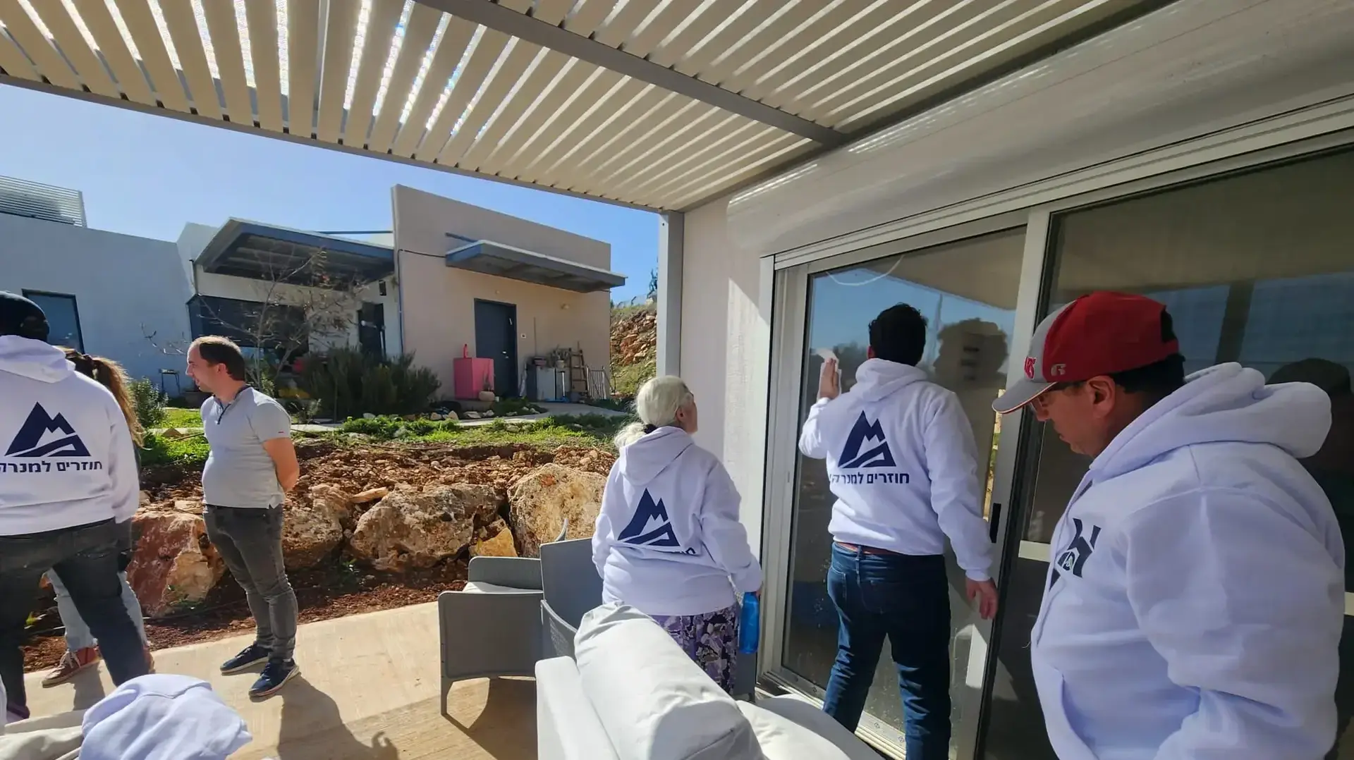 מתנדבים עוזרים בשכונה החדשה, מנרה, 26 בינואר 2026 מתנדבים עוזרים בשכונה החדשה, מנרה, 26 בינואר 2026