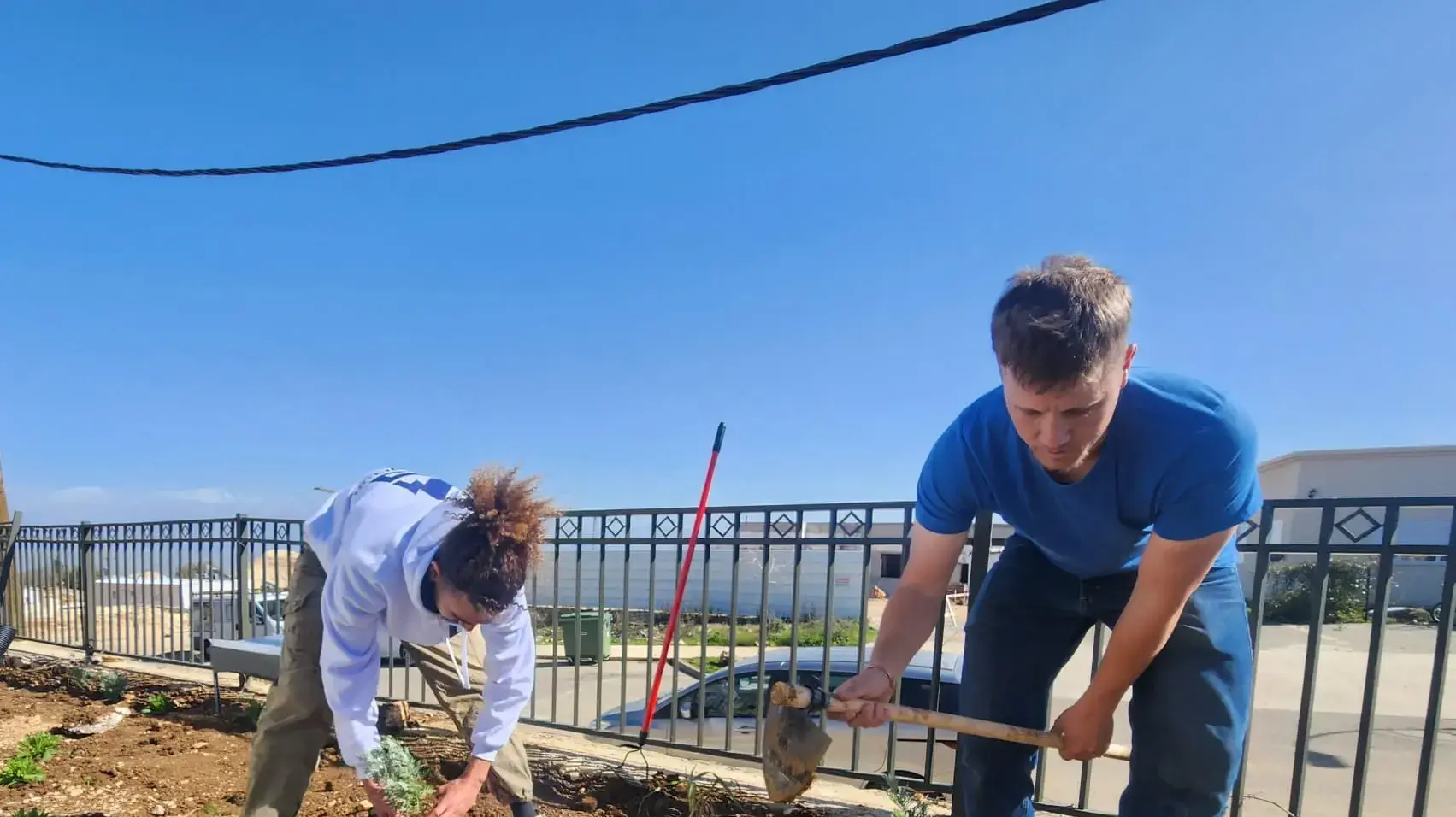 מתנדבים עוזרים בשכונה החדשה, מנרה, 26 בינואר 2026 מתנדבים עוזרים בשכונה החדשה, מנרה, 26 בינואר 2026