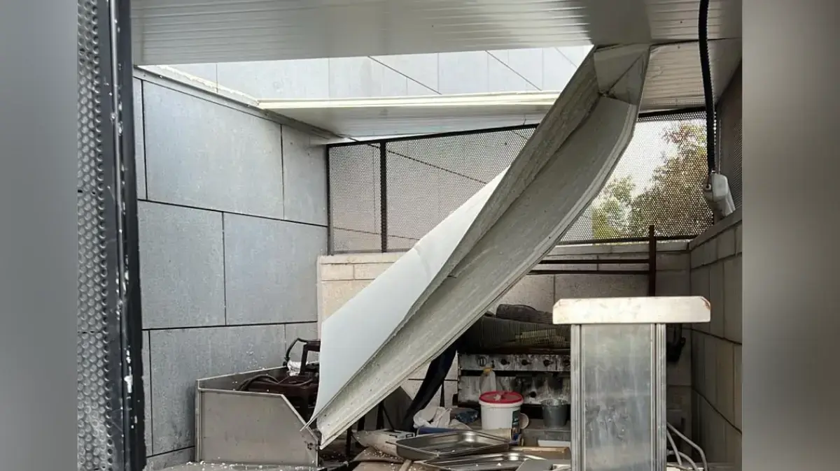 ילד נלכד במחסן נעול לאחר קריסת גג בחדרה ילד נלכד במחסן נעול לאחר קריסת גג בחדרה