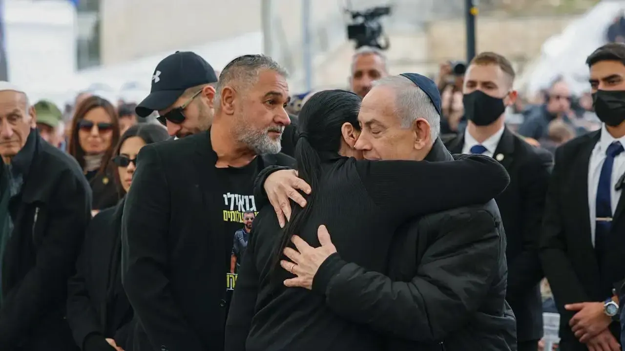 רה"מ בנימין נתניהו עם טליק גואילי, הלוויית רן גואילי, 28 בינואר 2026 רה"מ בנימין נתניהו עם טליק גואילי, הלוויית רן גואילי, 28 בינואר 2026