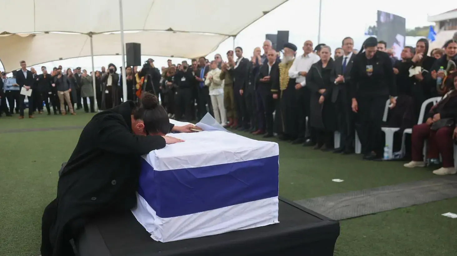 שירה גואילי בהלווית אחיה רן גואילי, 28 בינואר 2026 שירה גואילי בהלווית אחיה רן גואילי, 28 בינואר 2026