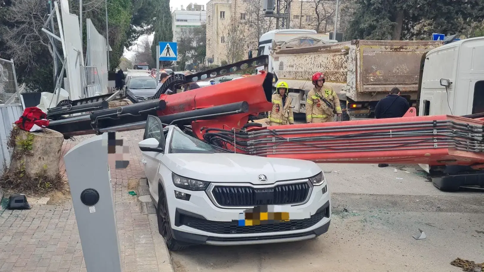 אישה נפגעה ממשאית מנוף שהתהפכה ברחוב רבדים בירושלים