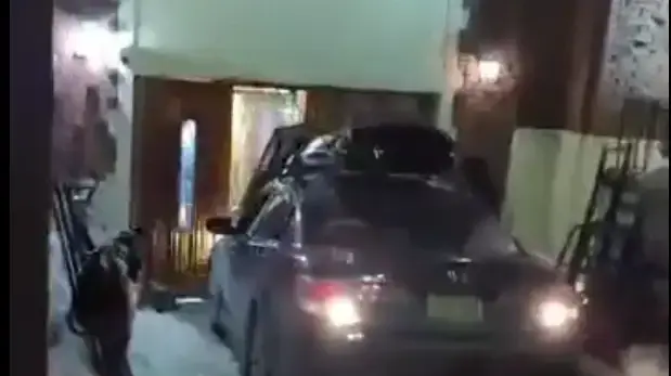 כניסת הרכב אל תוך בית חב"ד בניו יורק כניסת הרכב אל תוך בית חב"ד בניו יורק