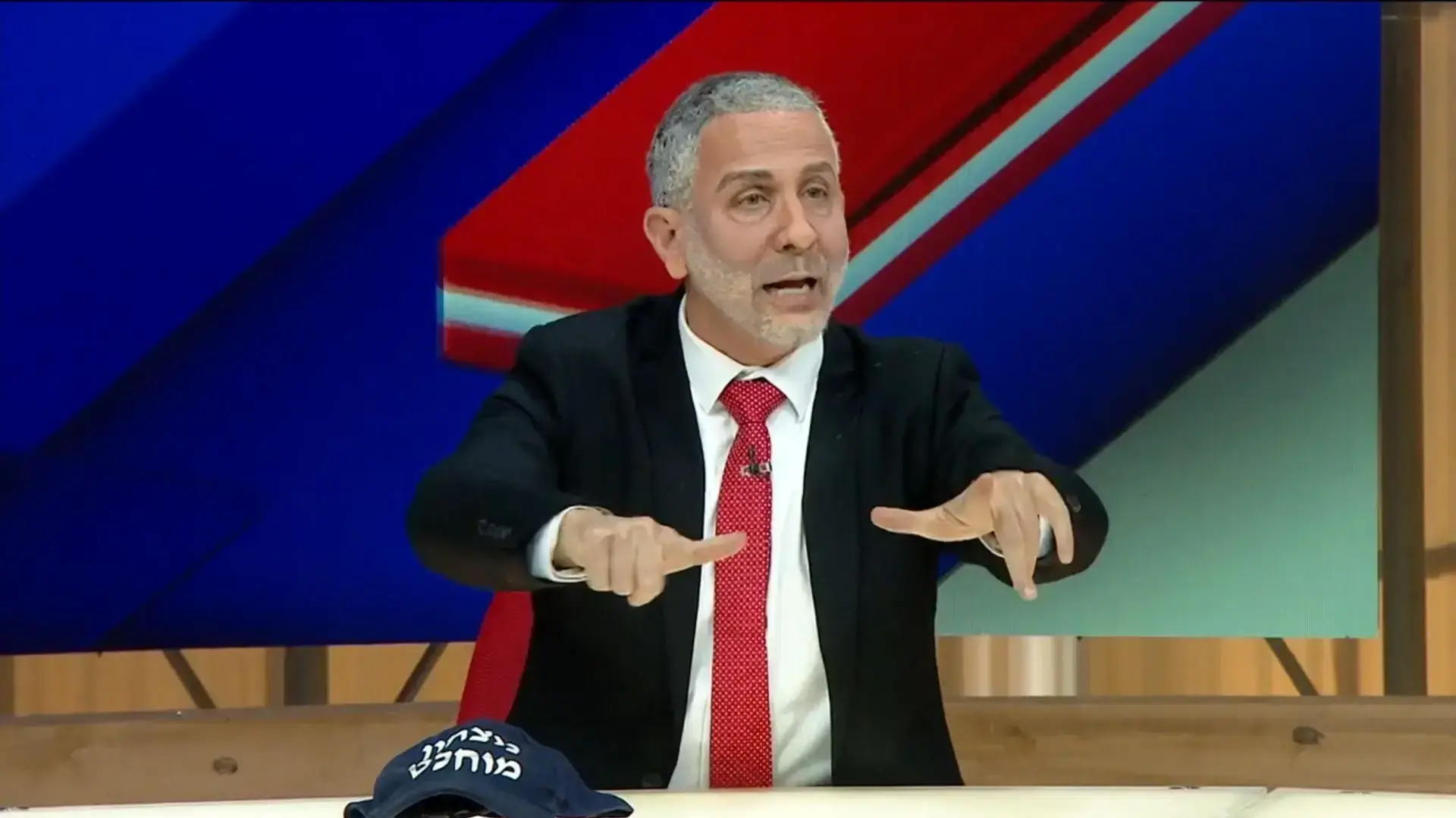 ערן זרחוביץ' מגלם את ינון מגל, "ארץ נהדרת" ערן זרחוביץ' מגלם את ינון מגל, "ארץ נהדרת"