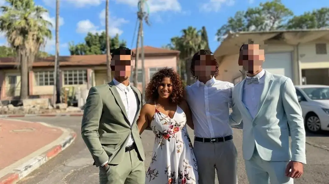 נופר וחניכים, לפני טקס סוף יב' עם חלק מהנערים נופר וחניכים, לפני טקס סוף יב' עם חלק מהנערים