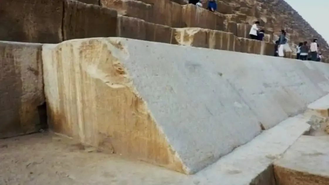 בסיס הפירמידה עם גושי אבן הגיר המעטים שנותרו מהחיפוי בסיס הפירמידה עם גושי אבן הגיר המעטים שנותרו מהחיפוי