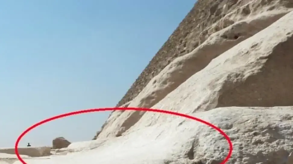 הראיות בשטח: שחיקה אחידה על אבני הגיר בבסיס הפירמידה, ששימשה את החוקר לחישוב גיל המבנה הראיות בשטח: שחיקה אחידה על אבני הגיר בבסיס הפירמידה, ששימשה את החוקר לחישוב גיל המבנה