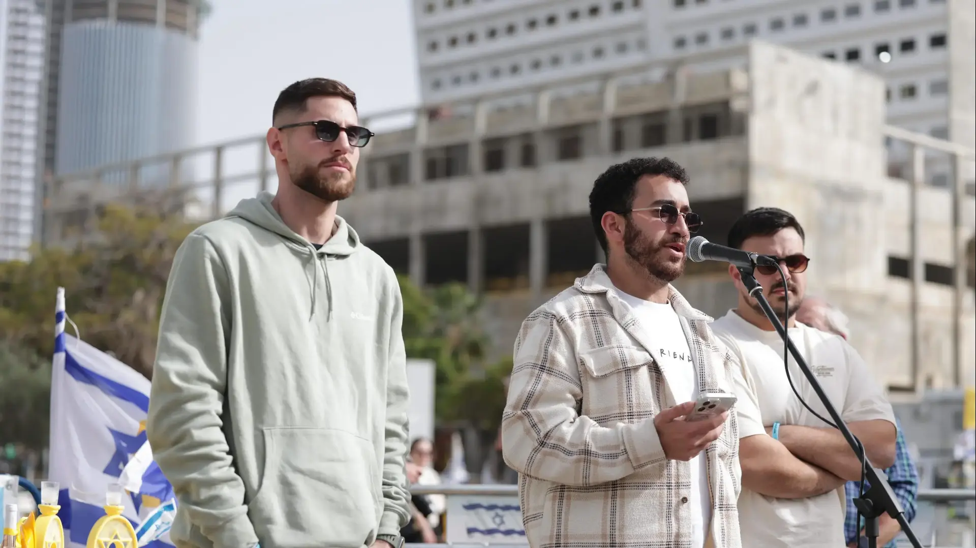 חבריו של רן גואילי בקבלת השבת האחרונה בכיכר החטופים. 30 בינואר 2026 חבריו של רן גואילי בקבלת השבת האחרונה בכיכר החטופים. 30 בינואר 2026