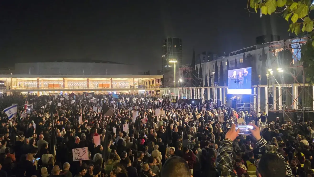 רבבות מפגינים בהפגנה הערבית יהודית בכיכר הבימה.
רבבות מפגינים בהפגנה הערבית יהודית בכיכר הבימה.