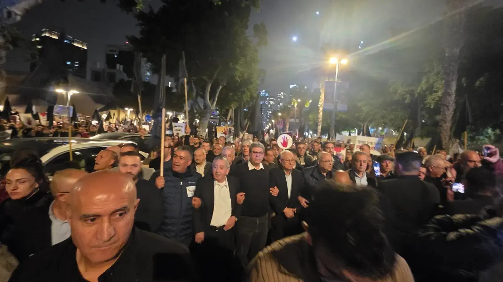 רבבות מפגינים בהפגנה הערבית יהודית בכיכר הבימה.
רבבות מפגינים בהפגנה הערבית יהודית בכיכר הבימה.