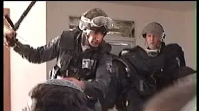 שוטר יס"מ מרדכי מהגר מכה מתנחלים בעמונה