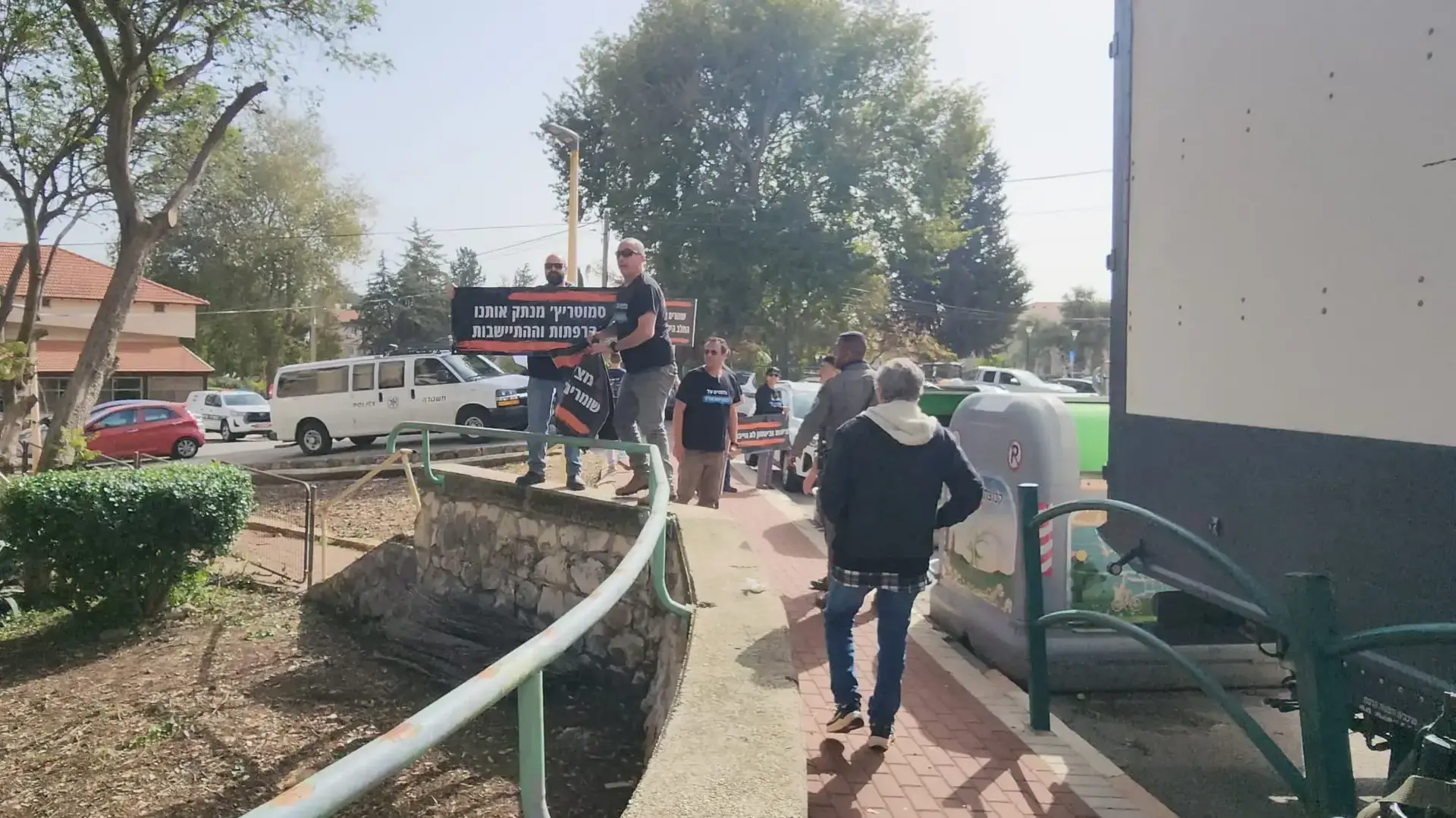 מפגינים נגד השינוי במשק החלב, מחוץ לישיבת הממשלה, קריית שמונה, 1 בפברואר 2026 מפגינים נגד השינוי במשק החלב, מחוץ לישיבת הממשלה, קריית שמונה, 1 בפברואר 2026