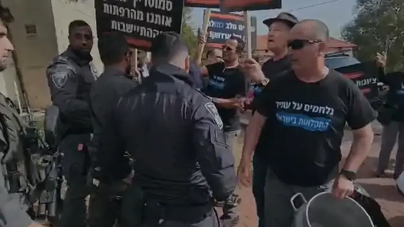 שוטרים מפנים מפגינים בקריית שמונה שוטרים מפנים מפגינים בקריית שמונה