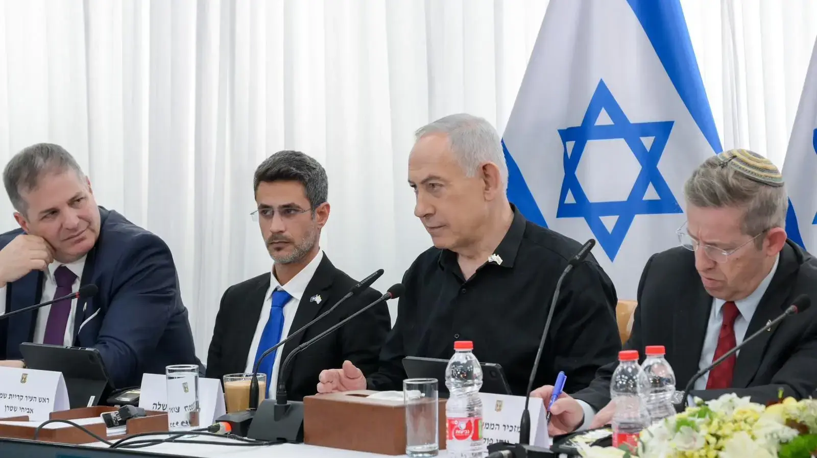 רה"מ בנימין נתניהו עם אביחי שטרן ראש עיריית קריית שמונה, ישיבת ממשלה בקריית שמונה, 1 בפברואר 2026 רה"מ בנימין נתניהו עם אביחי שטרן ראש עיריית קריית שמונה, ישיבת ממשלה בקריית שמונה, 1 בפברואר 2026