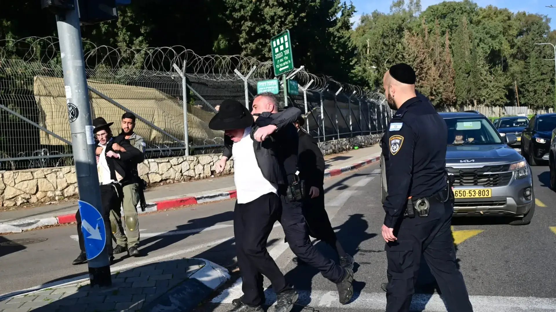הפגנת חרדים סמוך ללשכת גיוס תל השומר, 4 בפברואר 2026 הפגנת חרדים סמוך ללשכת גיוס תל השומר, 4 בפברואר 2026