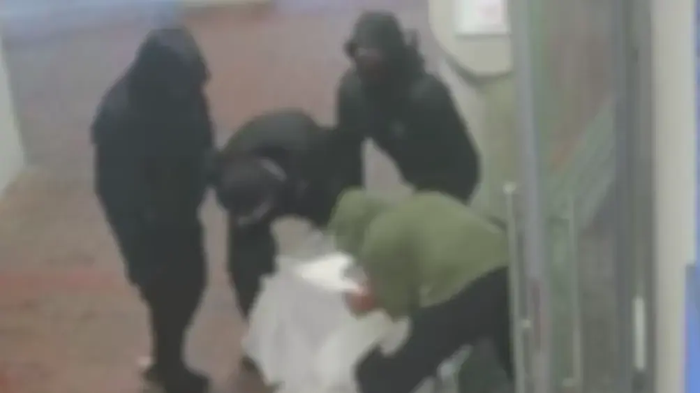 שוטרי מחוז מרכז בשת"פ עם לוחמי מג״ב איו״ש ושב"ס עצרו בכפר עקב 2 חשודים במעורבות בהתפרצות לדירה בראשון לציון ממנה נגנבה כספת אשר הכילה מעל מיליון שקלים וזהב