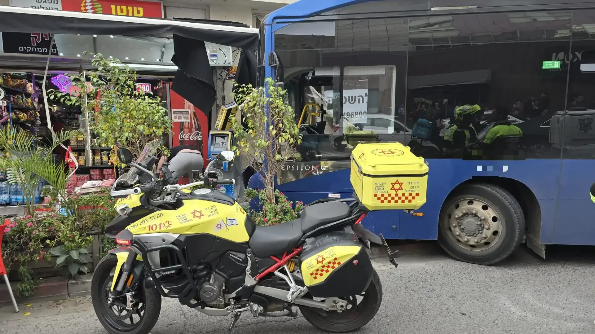 אוטובוס התנגש בחנות רמת גן אוטובוס התנגש בחנות רמת גן