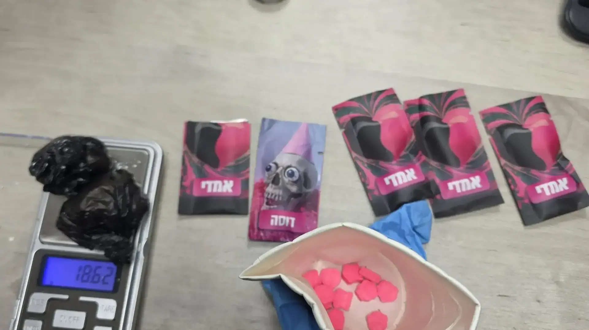 אותרו חומרים החשודים כסמים מסוגים שונים בהם דוסה, כדורי אקסטזי, MDMA וכ-20 גרם קריסטל. אשקלון, 8 בפברואר 2026