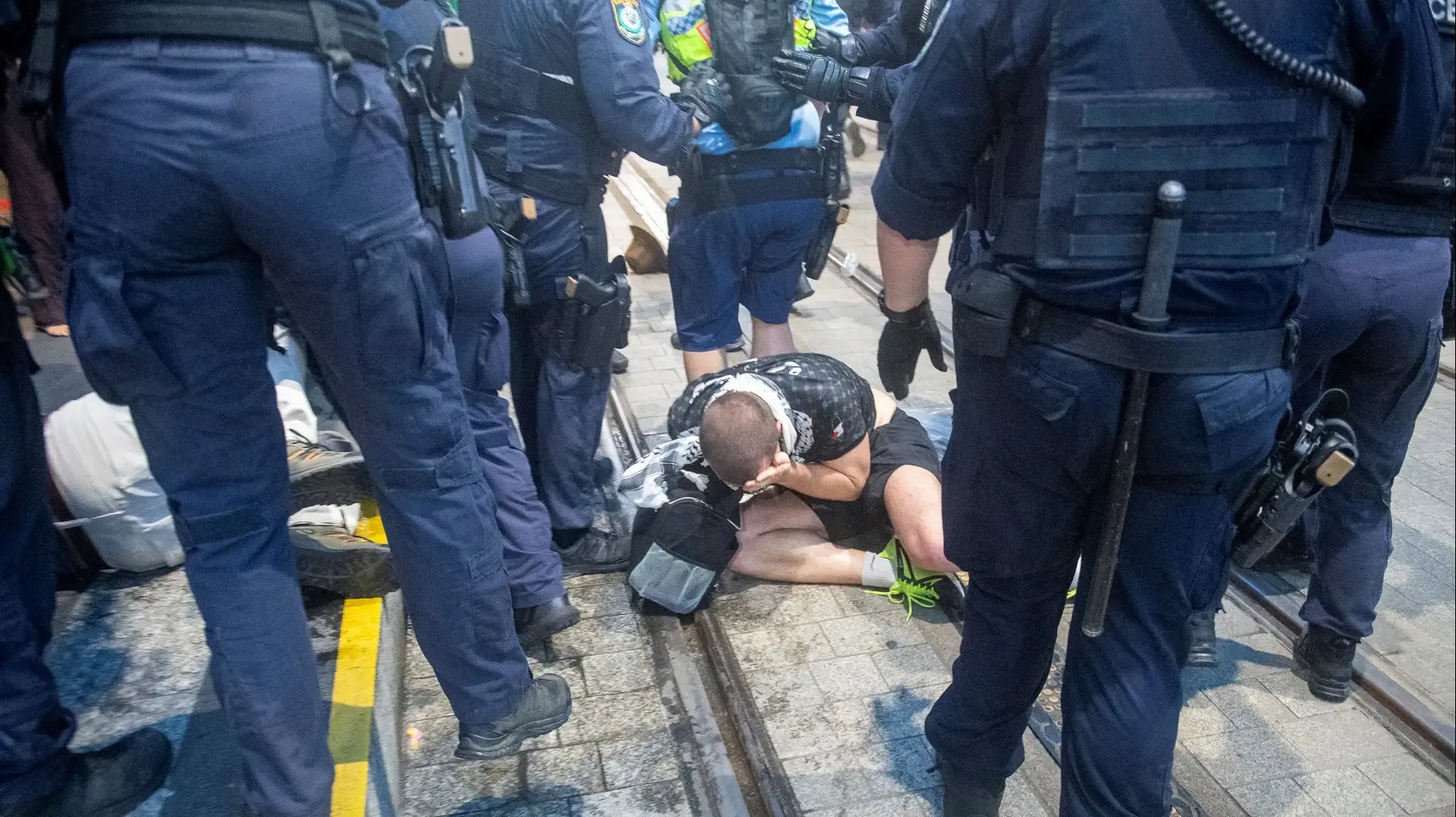 עימותים בסידני בין שוטרים למפגינים נגד ביקורו של הנשיא הרצוג באוסטרליה עימותים בסידני בין שוטרים למפגינים נגד ביקורו של הנשיא הרצוג באוסטרליה