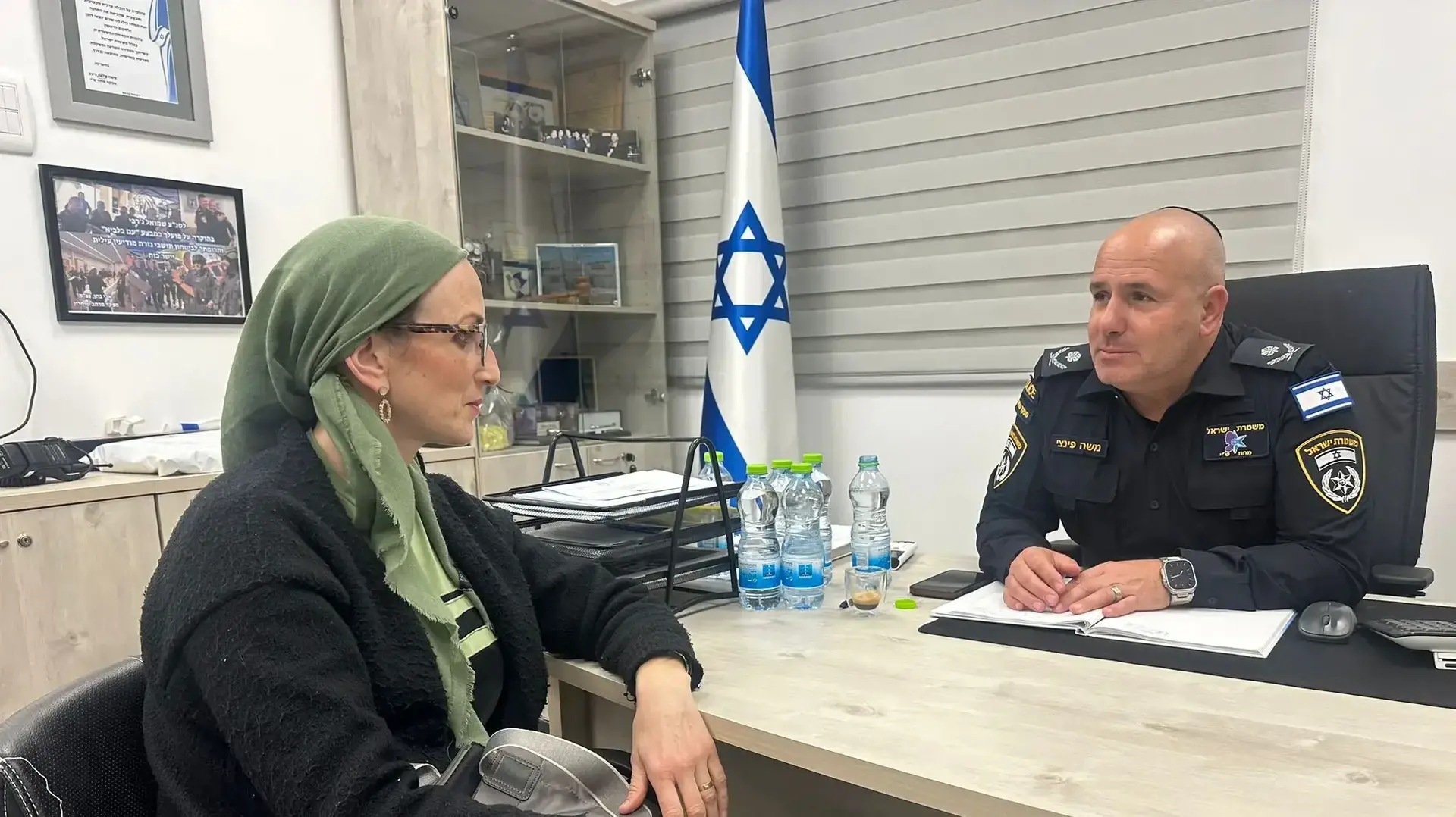 מפקד מחוז ש״י, ניצב משה פינצ׳י קיים פגישה עם אמו ובני משפחתו של הנעדר מוישי קליינרמן מפקד מחוז ש״י, ניצב משה פינצ׳י קיים פגישה עם אמו ובני משפחתו של הנעדר מוישי קליינרמן