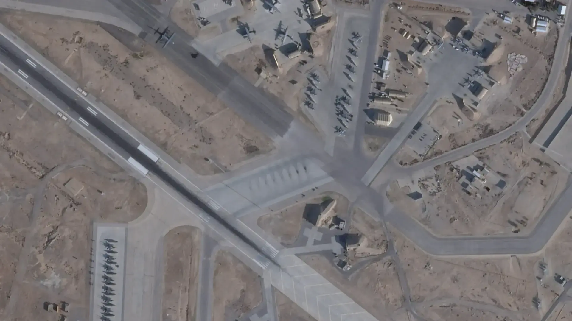 תמונת לוויין מציגה מטוסי F-15 בבסיס חיל האוויר מואפאק סאלטי, באל-עזרק, ירדן. תמונת לוויין מציגה מטוסי F-15 בבסיס חיל האוויר מואפאק סאלטי, באל-עזרק, ירדן.