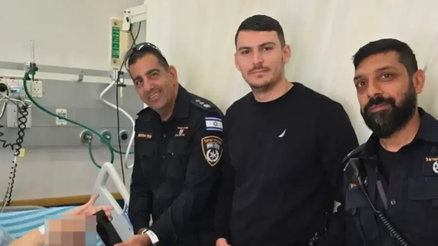 השוטרים מחזירים למטופלת אונקולוגית את מכשיר הטלפון הגנוב