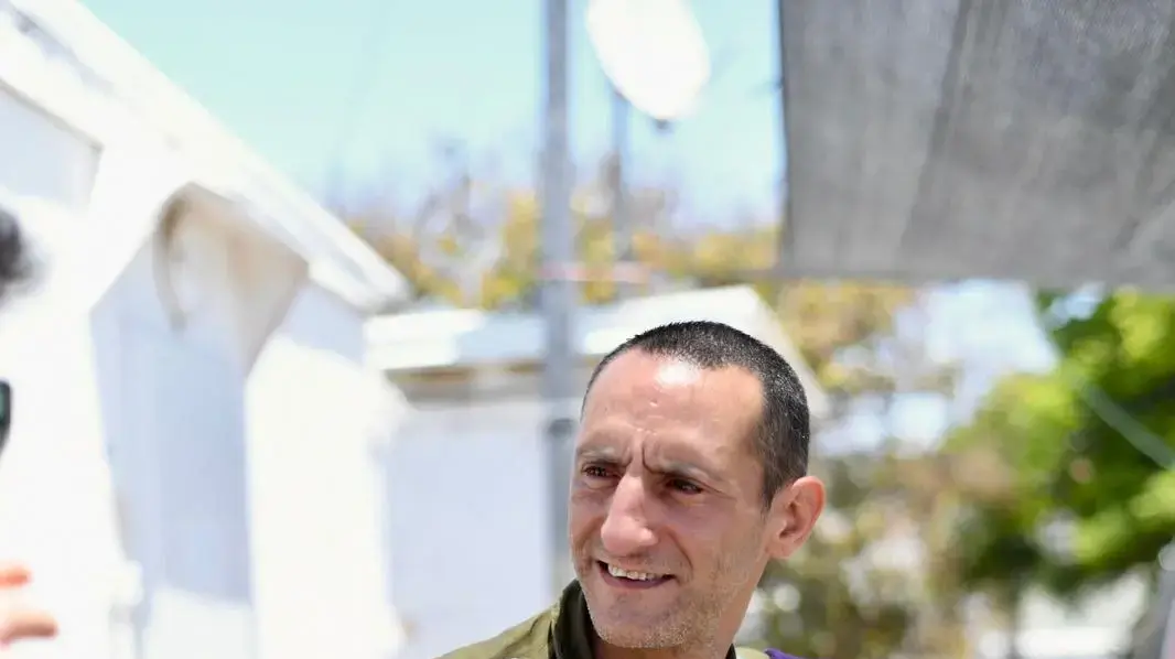 ראיון עם מילואמניק שישן ברחוב עם אישתו ההריונית, תומר אבוחסרה ראיון עם מילואמניק שישן ברחוב עם אישתו ההריונית, תומר אבוחסרה