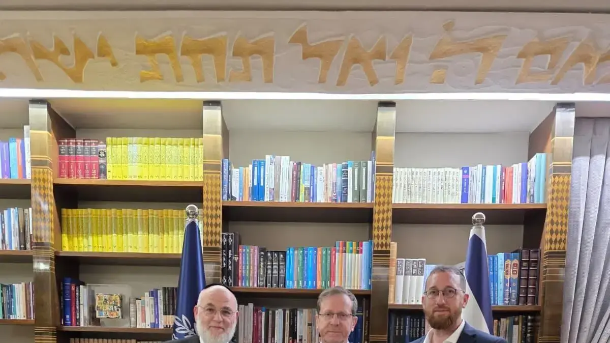 קרומבי (מימין) עם נשיא המדינה הרצוג ומוטי פלדשטיין מנכ״ל קרן קמ"ח קרומבי (מימין) עם נשיא המדינה הרצוג ומוטי פלדשטיין מנכ״ל קרן קמ"ח