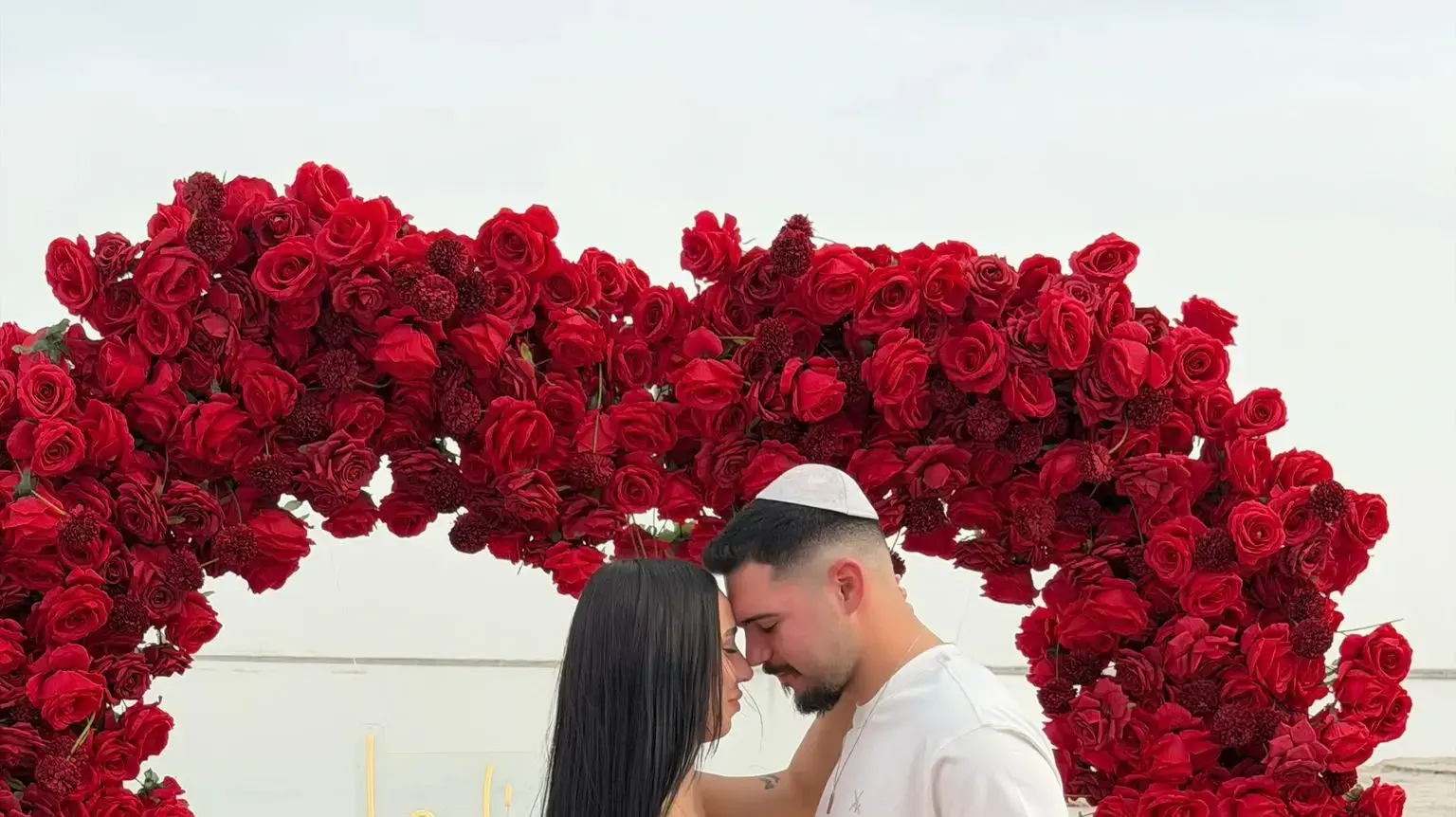 שקד מגירא ושחר שטרית התארסו לאחר ששכלו את הוריהם בטבח ה-7 באוקטובר בעיר שדרות שקד מגירא ושחר שטרית התארסו לאחר ששכלו את הוריהם בטבח ה-7 באוקטובר בעיר שדרות