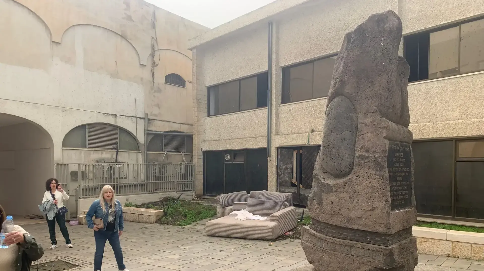 אלמונים ריססו כתובת על יד זיכרון לראש העיריה היהודי הראשון של טבריה זאכי אלחדיף אלמונים ריססו כתובת על יד זיכרון לראש העיריה היהודי הראשון של טבריה זאכי אלחדיף