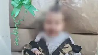 תמונת תינוק עם נשקים שנמצאה במבנה לא חוקי בלוד