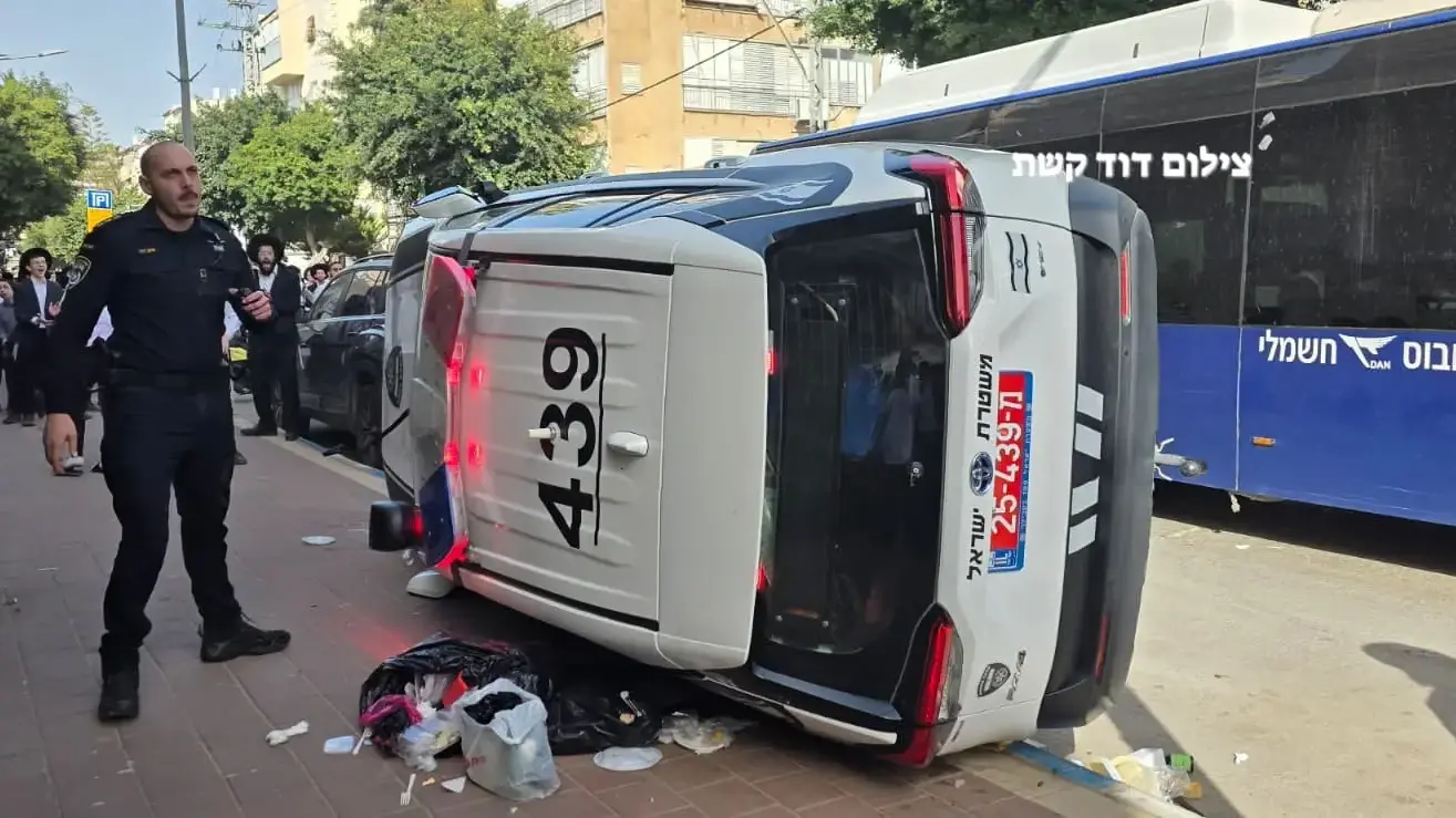 מפגינים חרדים הפכו ניידת משטרה, בני ברק, 15 בפברואר 2026