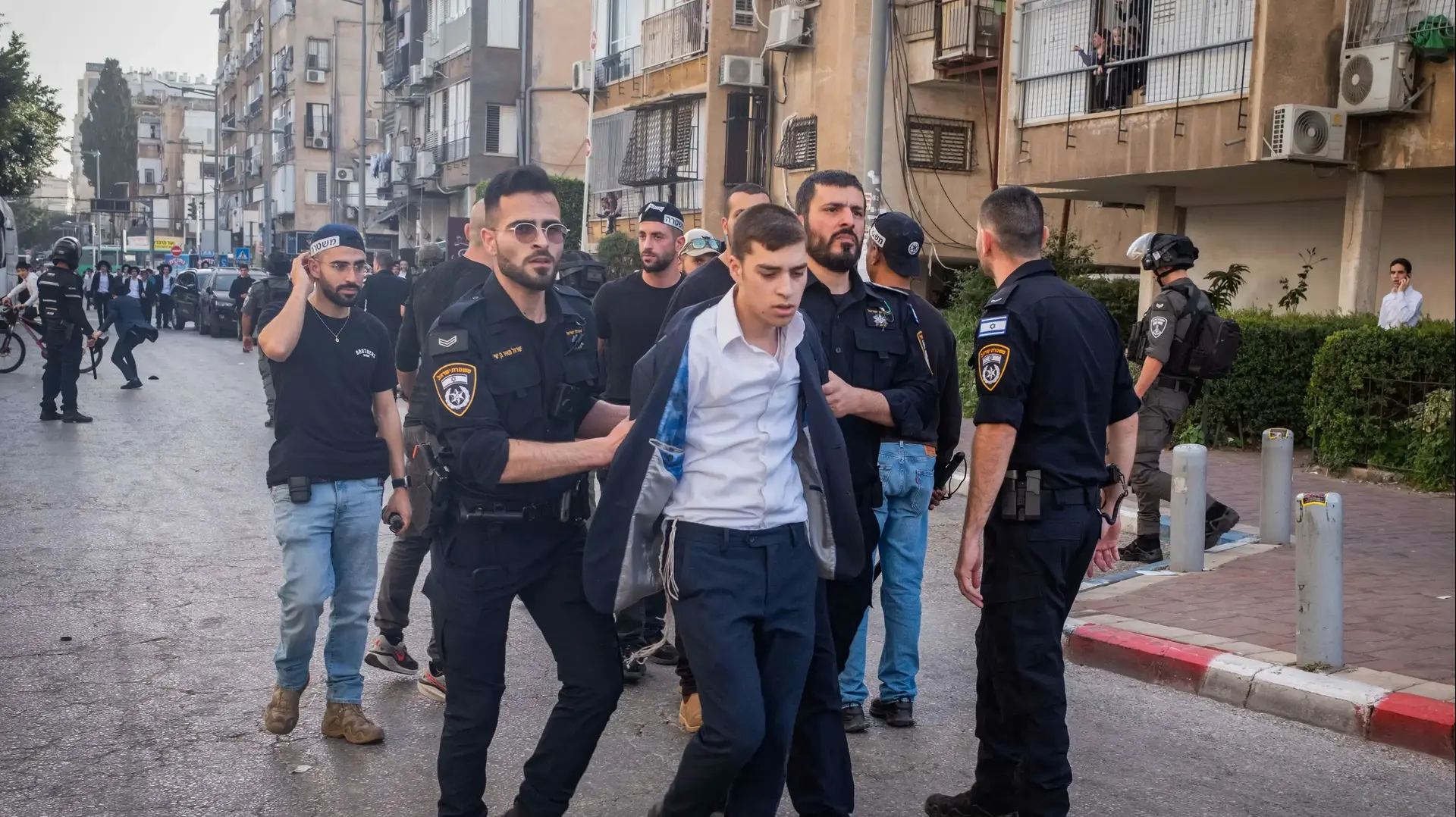 חיילות נקלעו לעימותים עם מפגינים חרדים בבני ברק. 16 בפברואר 2026 חיילות נקלעו לעימותים עם מפגינים חרדים בבני ברק. 16 בפברואר 2026