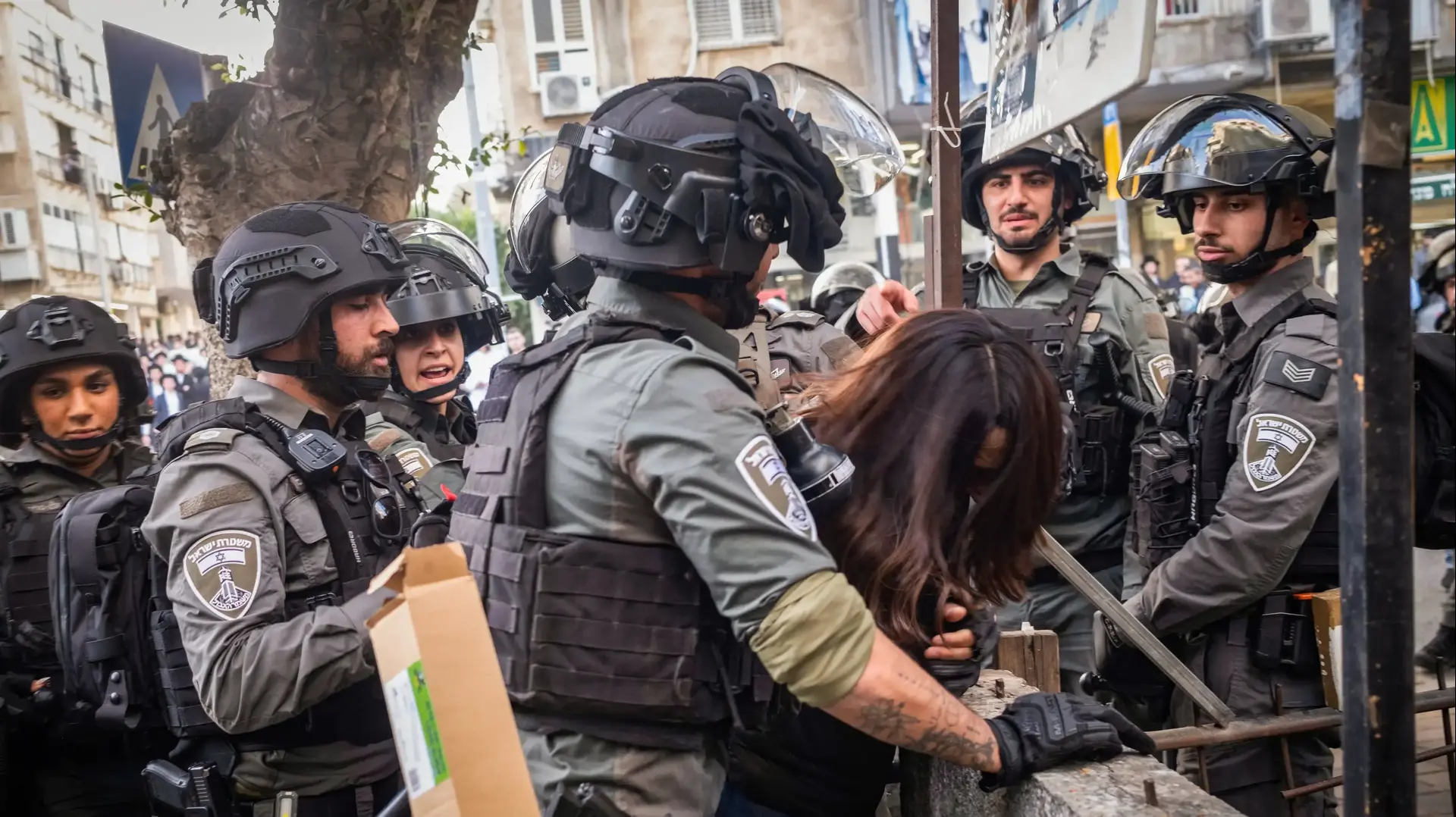 חיילות נקלעו לעימותים עם מפגינים חרדים בבני ברק. 16 בפברואר 2026 חיילות נקלעו לעימותים עם מפגינים חרדים בבני ברק. 16 בפברואר 2026