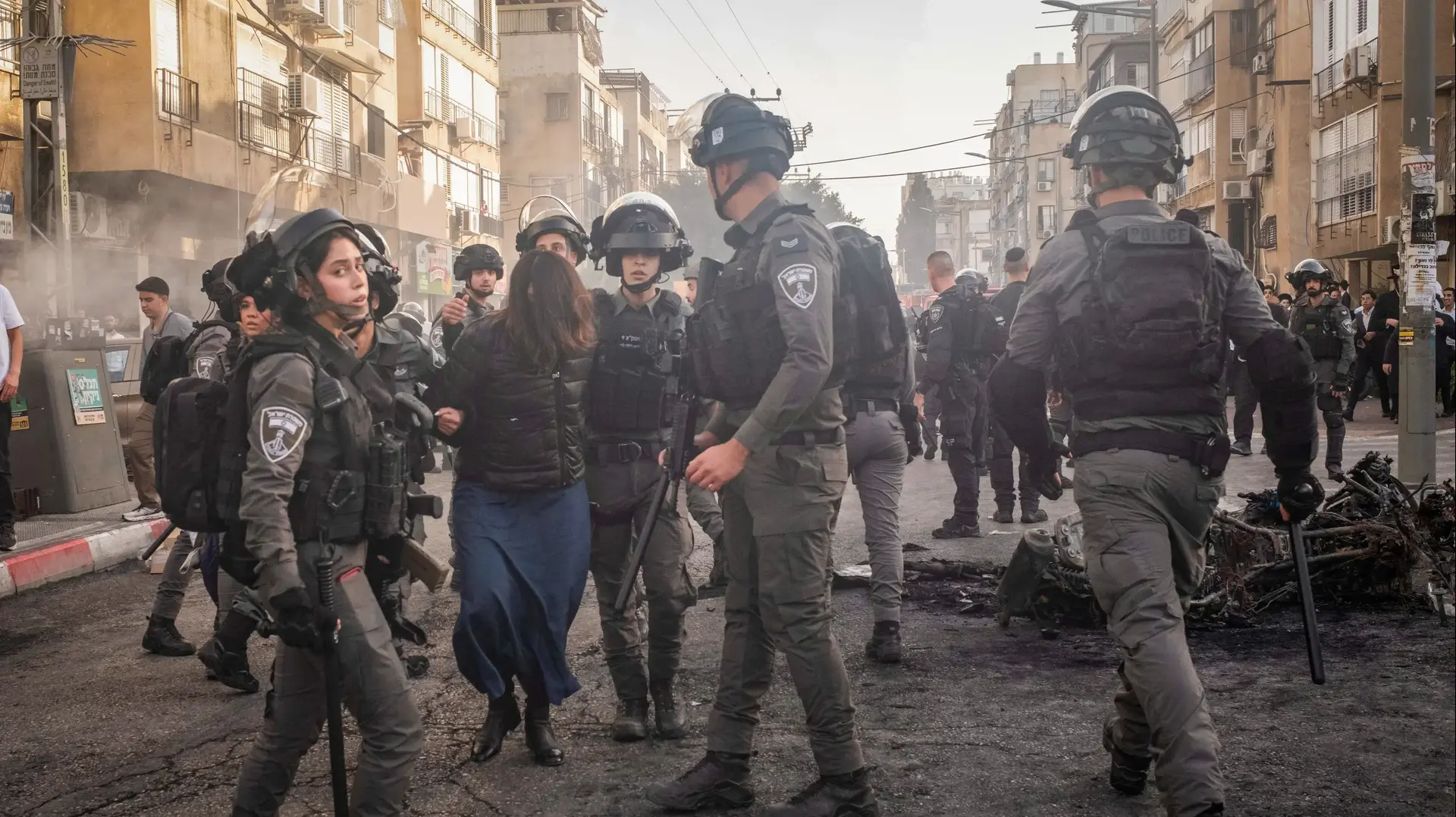 חיילות נקלעו לעימותים עם מפגינים חרדים בבני ברק. 16 בפברואר 2026 חיילות נקלעו לעימותים עם מפגינים חרדים בבני ברק. 16 בפברואר 2026