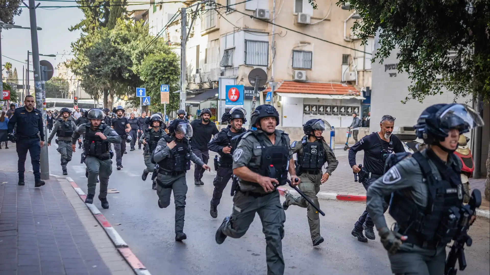 חיילות נקלעו לעימותים עם מפגינים חרדים בבני ברק. 16 בפברואר 2026 חיילות נקלעו לעימותים עם מפגינים חרדים בבני ברק. 16 בפברואר 2026