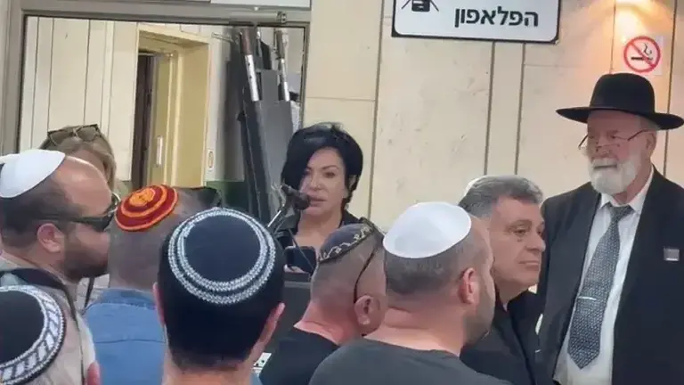 האמא ריקי ספדה לניצן גרויכמן שנהרגה באסון מפעל הזיקוק באשדוד האמא ריקי ספדה לניצן גרויכמן שנהרגה באסון מפעל הזיקוק באשדוד