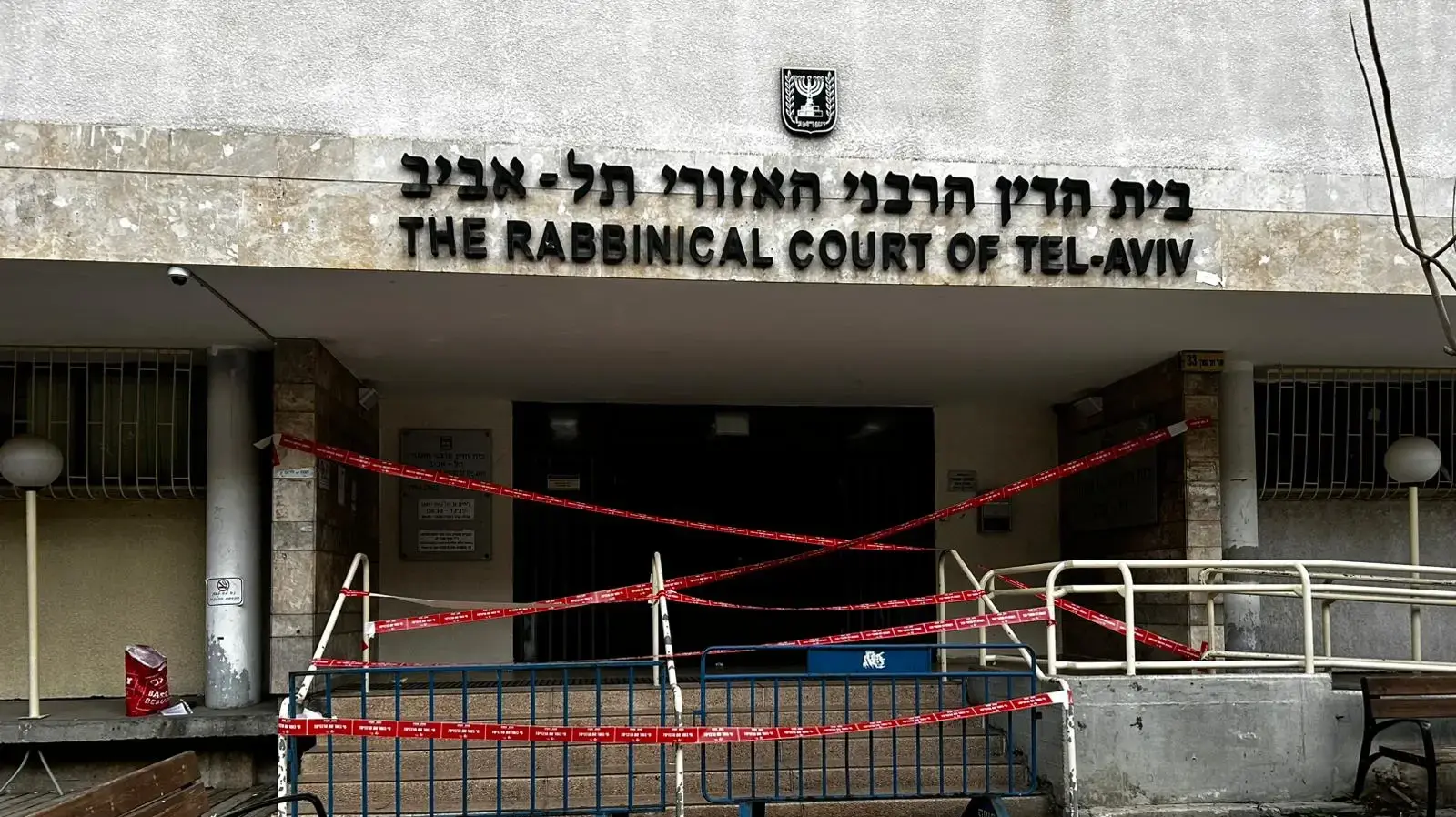 בית הדין הרבני בתל אביב חסום לכניסה בעקבות פעילות "בונות אלטרנטיבה" בית הדין הרבני בתל אביב חסום לכניסה בעקבות פעילות "בונות אלטרנטיבה"