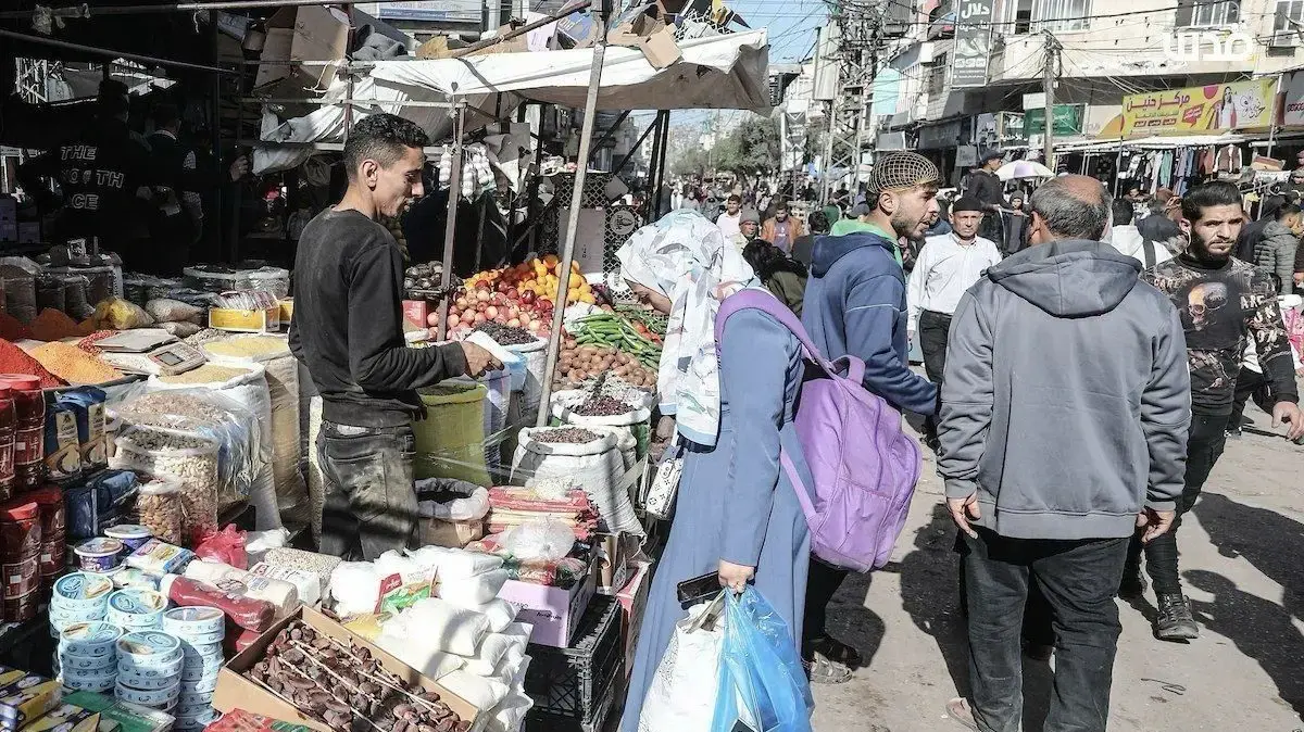 תושבים עזתים נוהרים לשוק כדי לעשות קניות לקראת חודש הרמדאן, עזה תושבים עזתים נוהרים לשוק כדי לעשות קניות לקראת חודש הרמדאן, עזה
