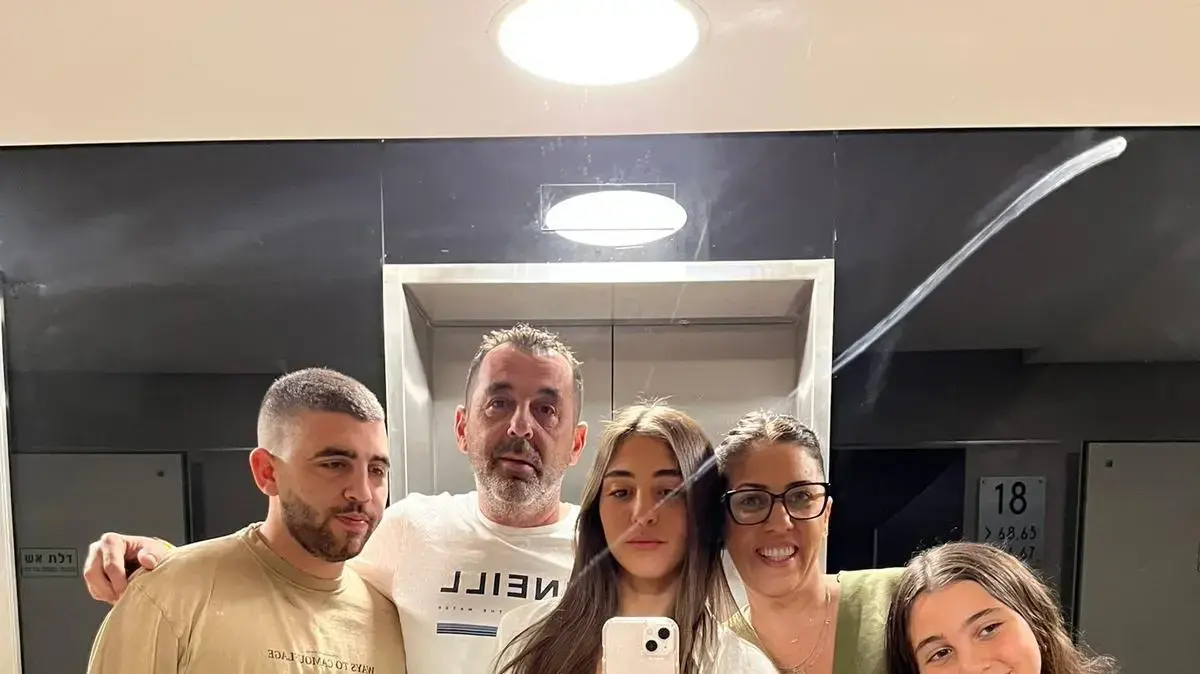 סרן עידן בלוי עם משפחתו סרן עידן בלוי עם משפחתו