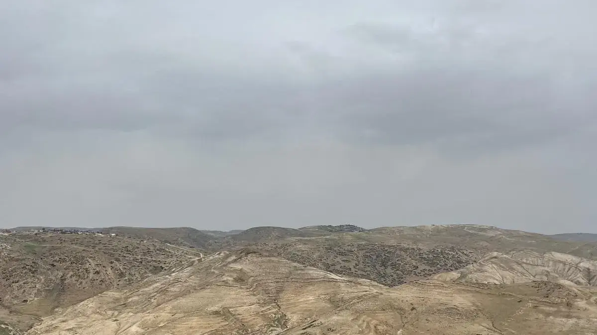 שמורת הטבע נחל פרת במזג אוויר חורפי ומעונן
