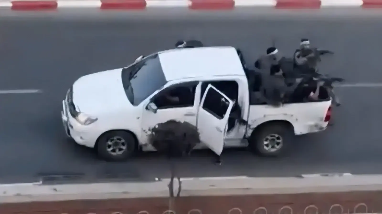 מחבלי חמאס בשדרות בבוקר 7 באוקטובר מחבלי חמאס בשדרות בבוקר 7 באוקטובר
