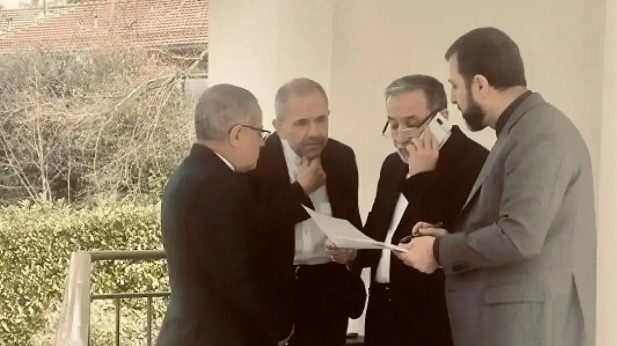 עראקצ׳י מעדכן בקדחתנות את טהרן בהסכמות כשלצידו פמלייתו עראקצ׳י מעדכן בקדחתנות את טהרן בהסכמות כשלצידו פמלייתו