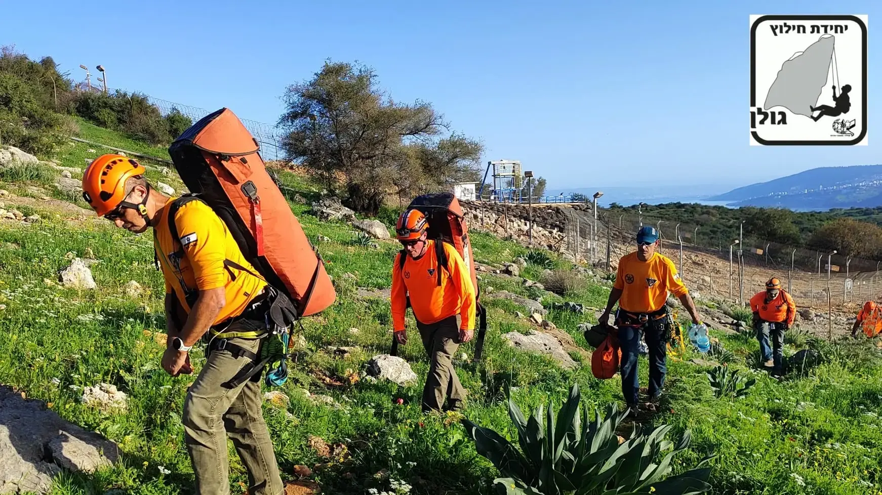 המחלצים בדרכם לחניון בסיום חילוץ הגופה בנחל עמוד. 20 בפברואר 2026 המחלצים בדרכם לחניון בסיום חילוץ הגופה בנחל עמוד. 20 בפברואר 2026