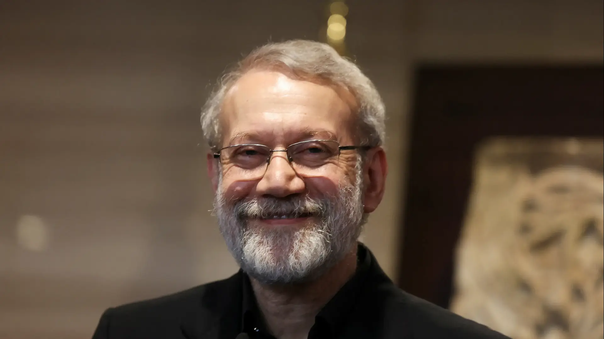 מזכיר המועצה העליונה לביטחון לאומי של איראן, עלי לריג'אני, מגיב במהלך ביקור בביירות, לבנון, 13 באוגוסט 2025.
